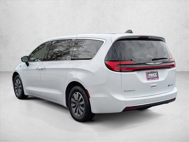 Used 2024 Chrysler Pacifica Select image 8