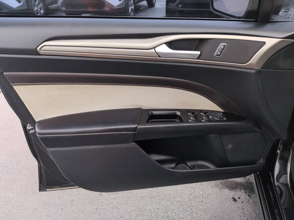 Used 2019 Ford Fusion SE w/ Equipment Group 151A FWD image 10