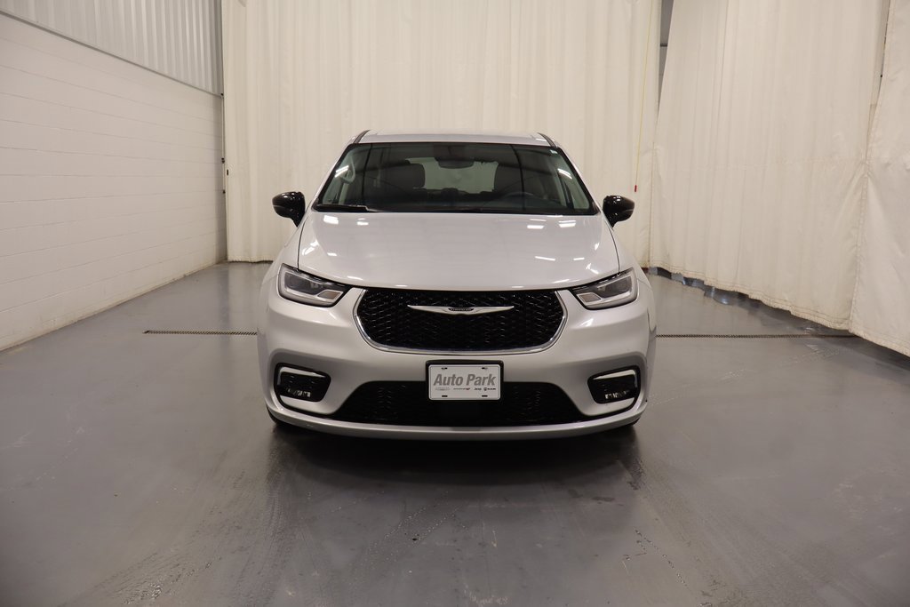 Used 2024 Chrysler Pacifica Touring-L image 3