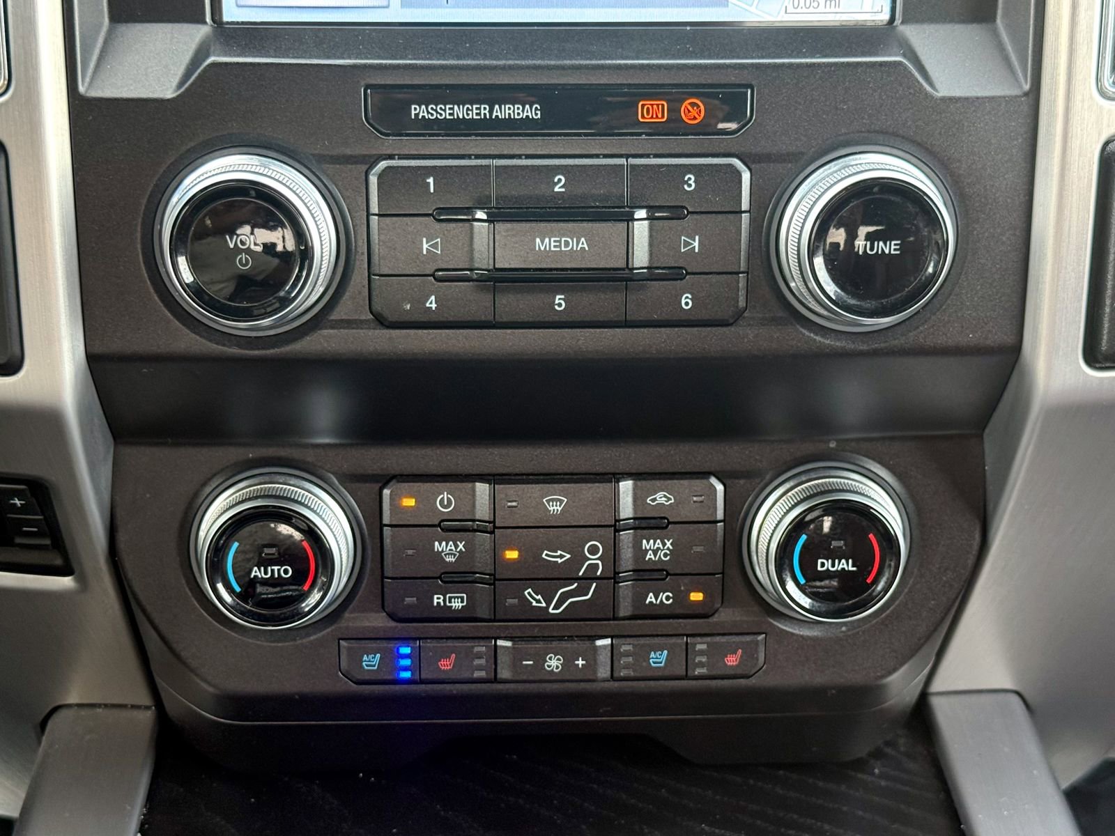 Certified 2019 Ford F250 Platinum w/ Platinum Ultimate Package AWD/4WD image 30