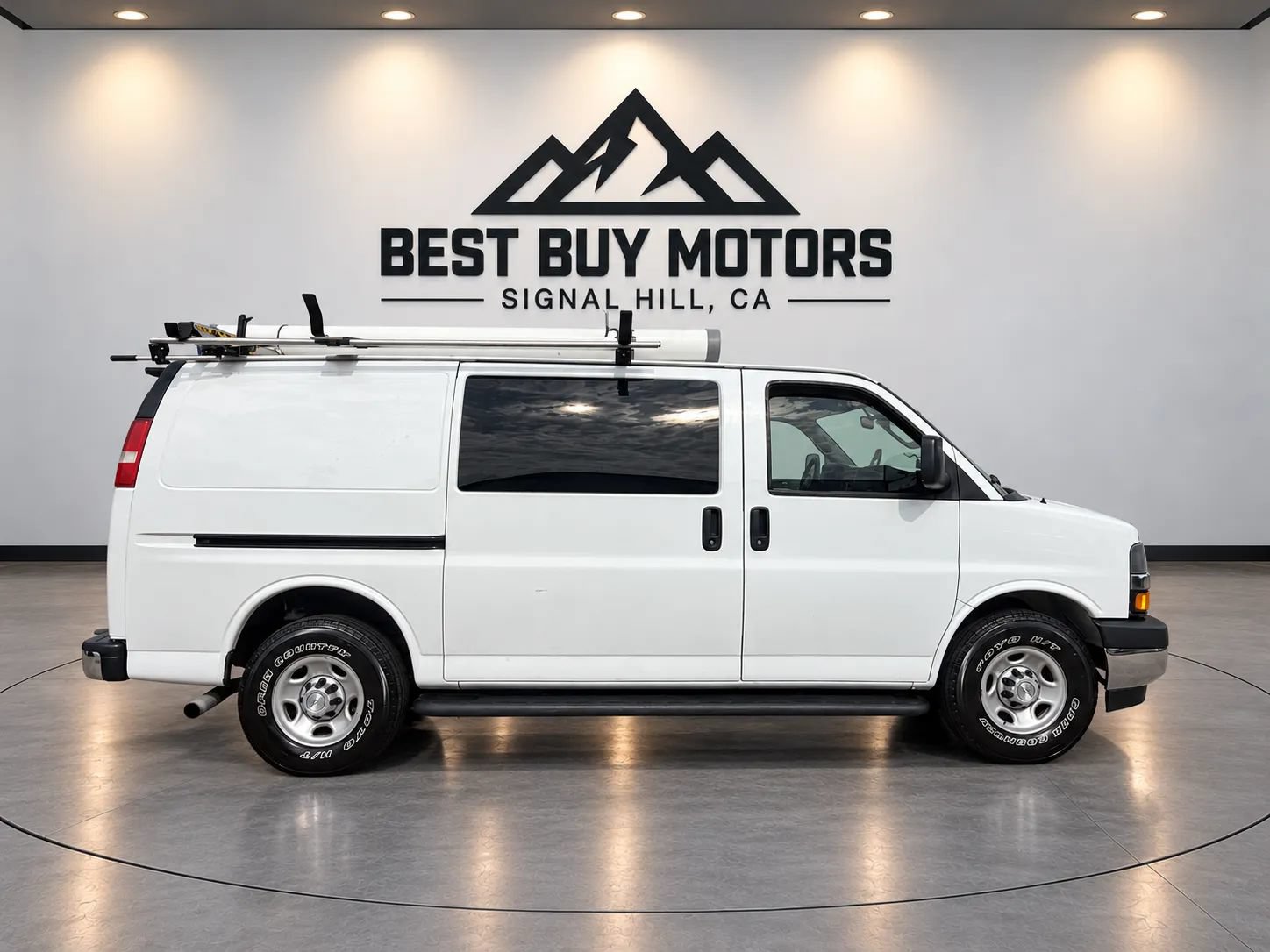 Used 2018 Chevrolet Express 2500 w/ Driver Convenience Package RWD image 9