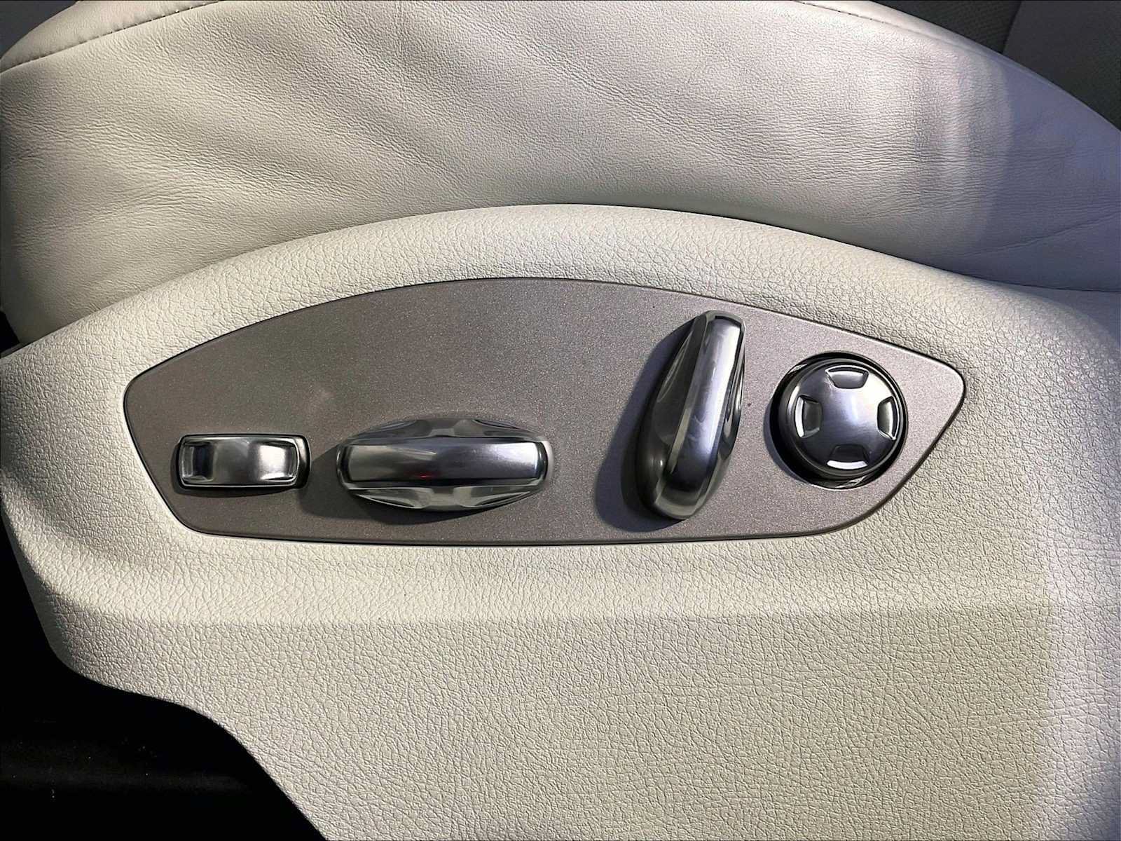 Certified 2023 Porsche Macan S AWD/4WD image 39