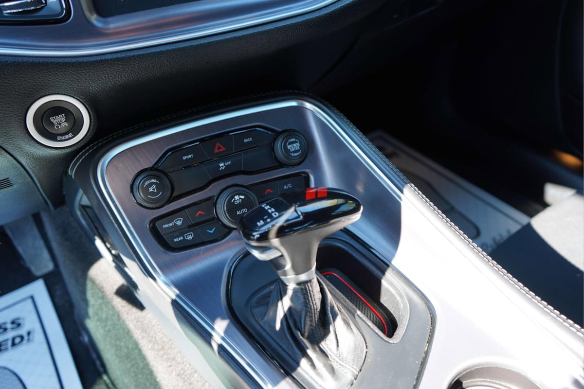 Used 2015 Dodge Challenger SXT RWD image 9