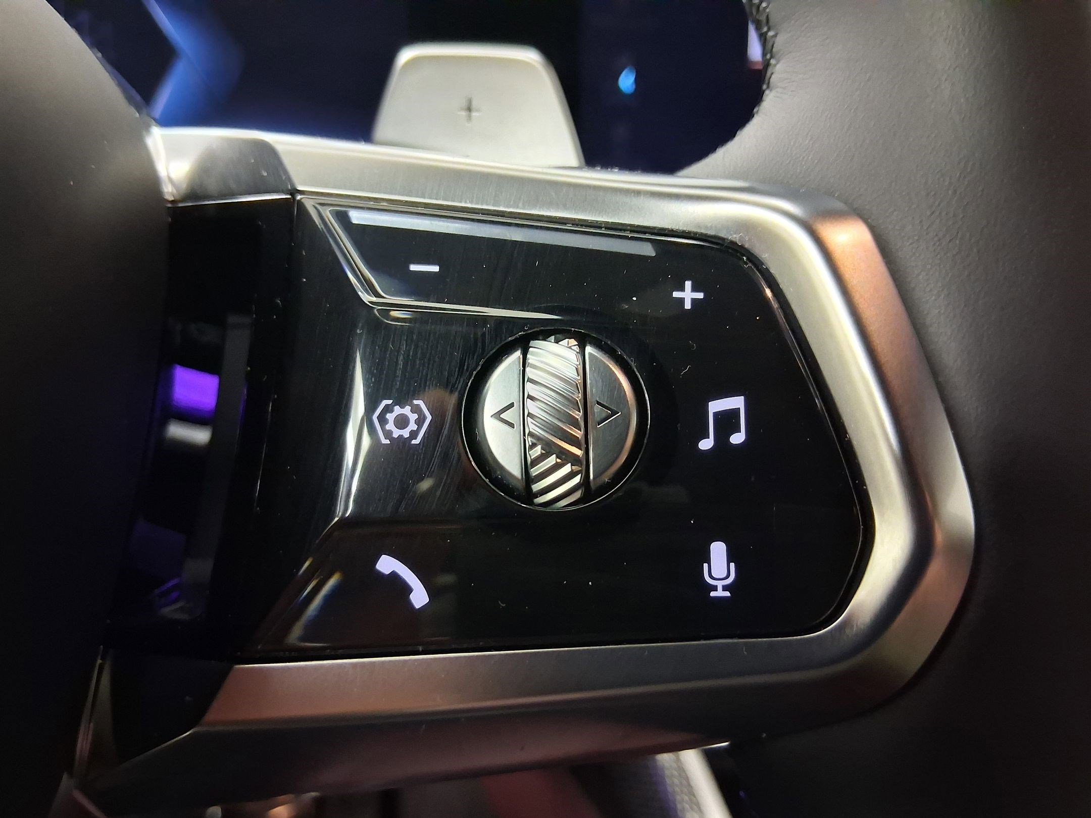 Certified 2025 BMW 750e xDrive w/ Premium Package AWD/4WD image 15
