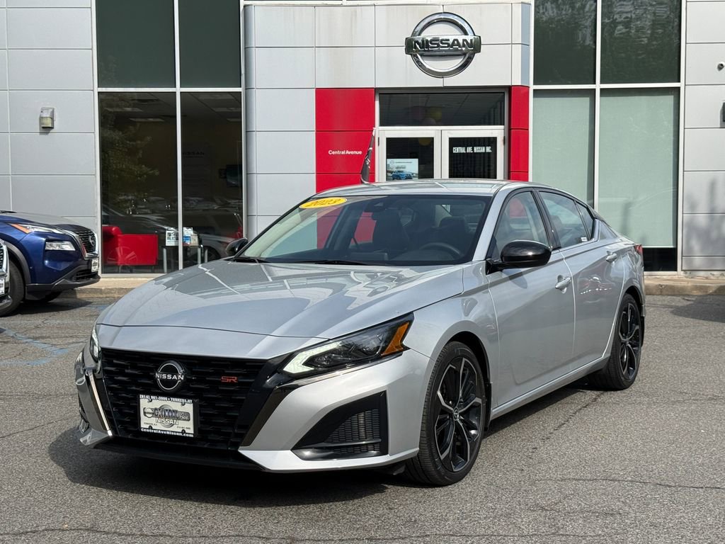 Used 2023 Nissan Altima 2.5 SR FWD image 1