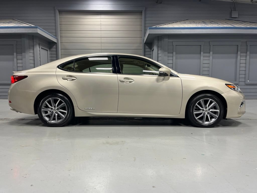 Used 2017 Lexus ES 300h w/ Luxury Package FWD image 8