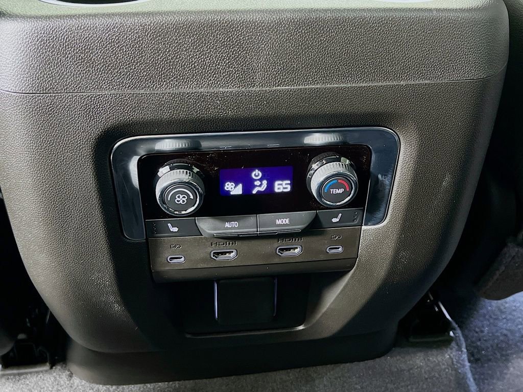 New 2025 Chevrolet Suburban Premier image 28