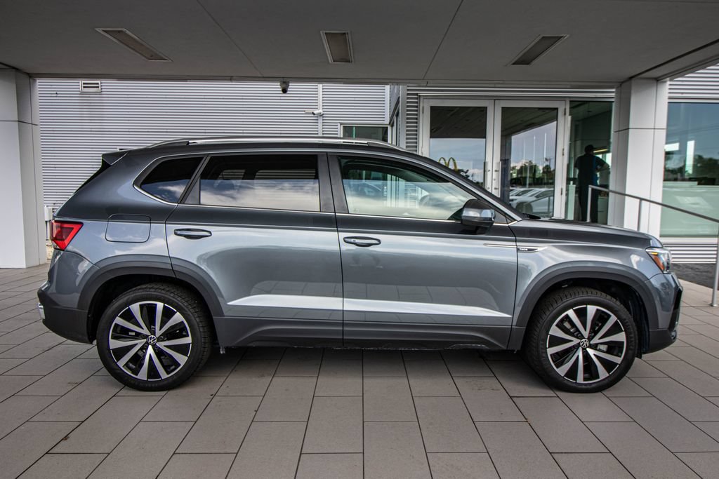 Certified 2023 Volkswagen Taos SE w/ Panoramic Sunroof Package FWD image 3