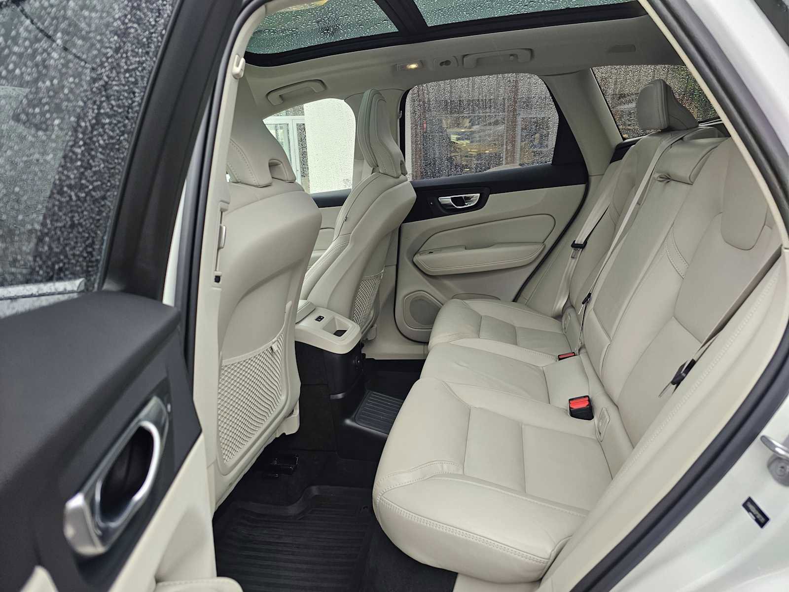 Certified 2023 Volvo XC60 T8 Ultimate w/ Climate Package image 19