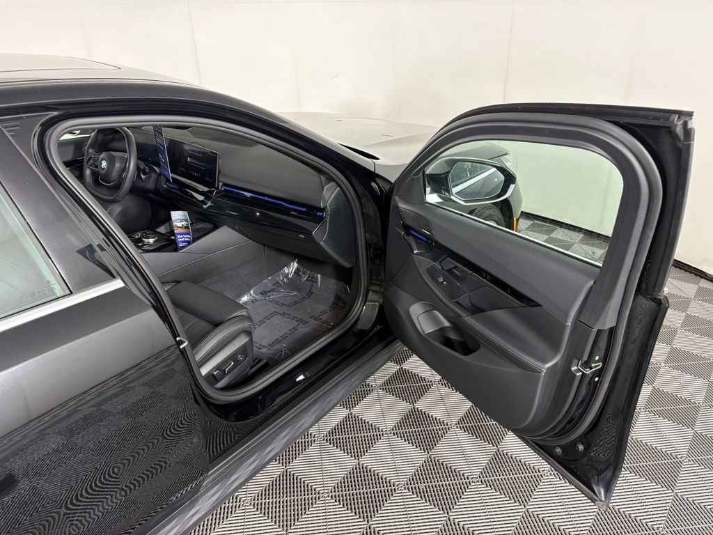 Used 2024 BMW 530i xDrive image 25