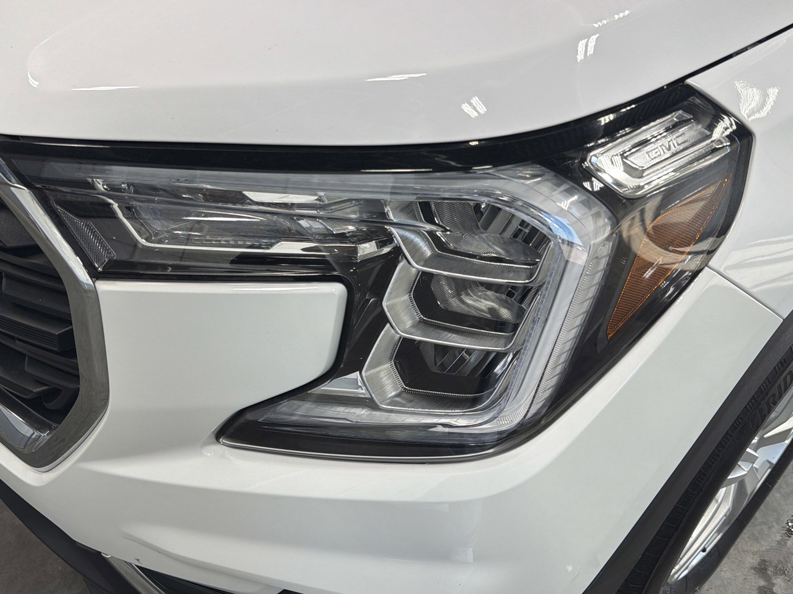 Used 2024 GMC Terrain SLE image 16