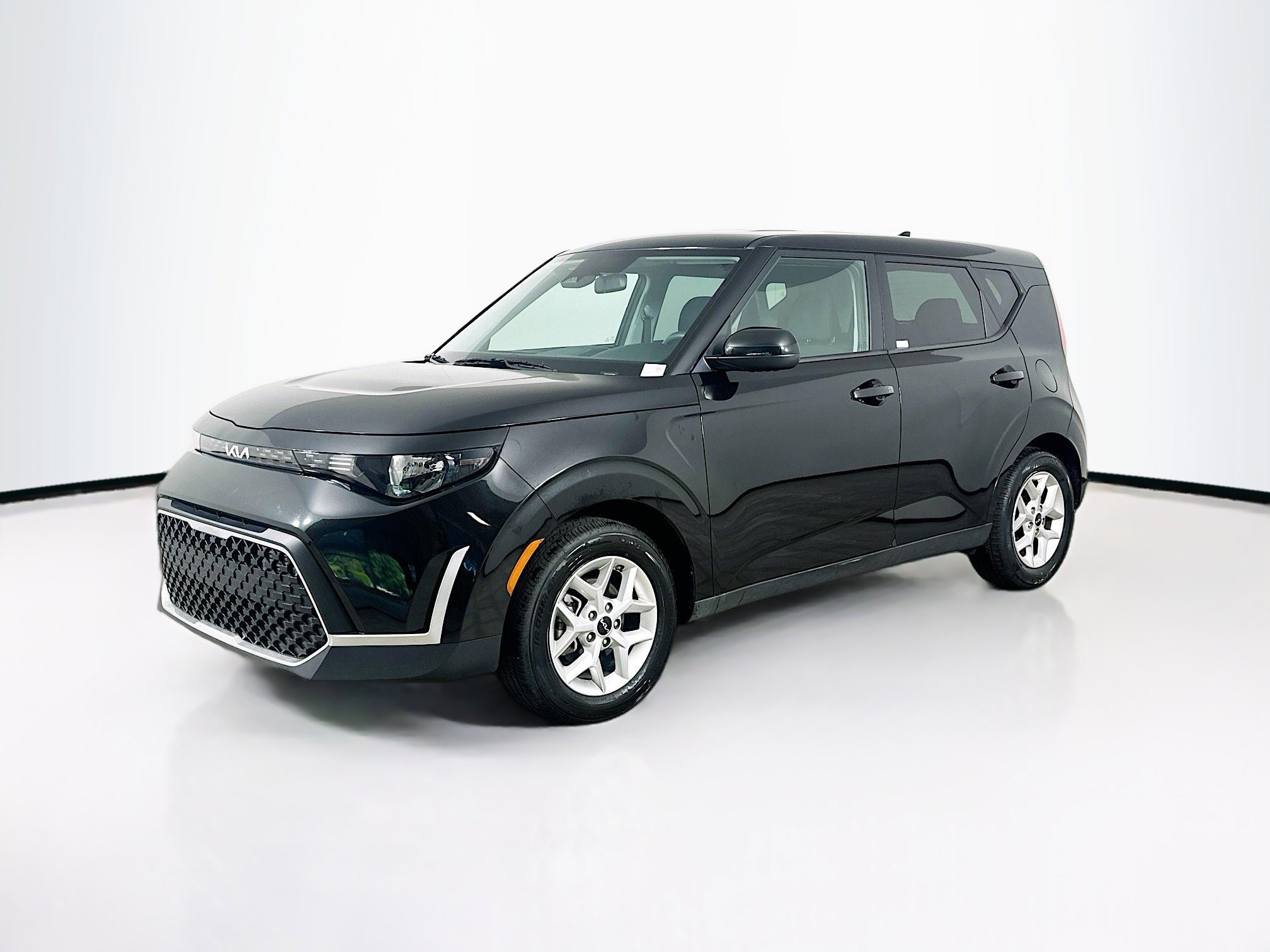 Used 2025 Kia Soul LX w/ LX Technology Package FWD image 3