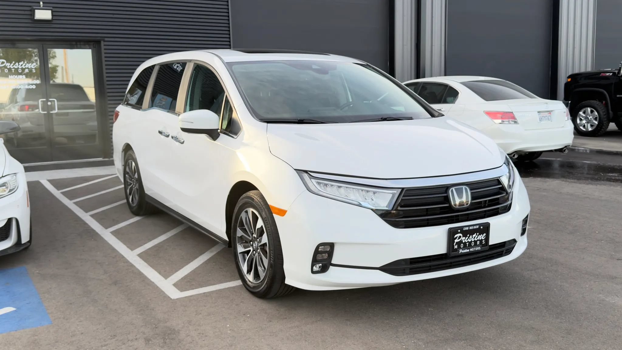 Used 2024 Honda Odyssey EX-L image 2