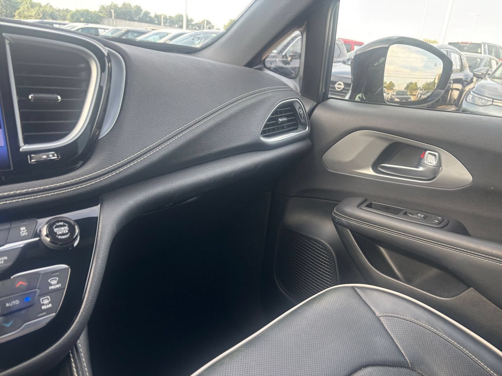 Used 2025 Chrysler Pacifica Limited FWD image 39
