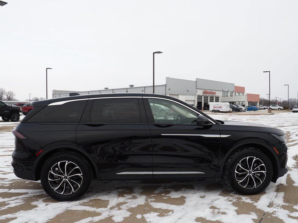 Used 2025 Lincoln Nautilus Premier image 4