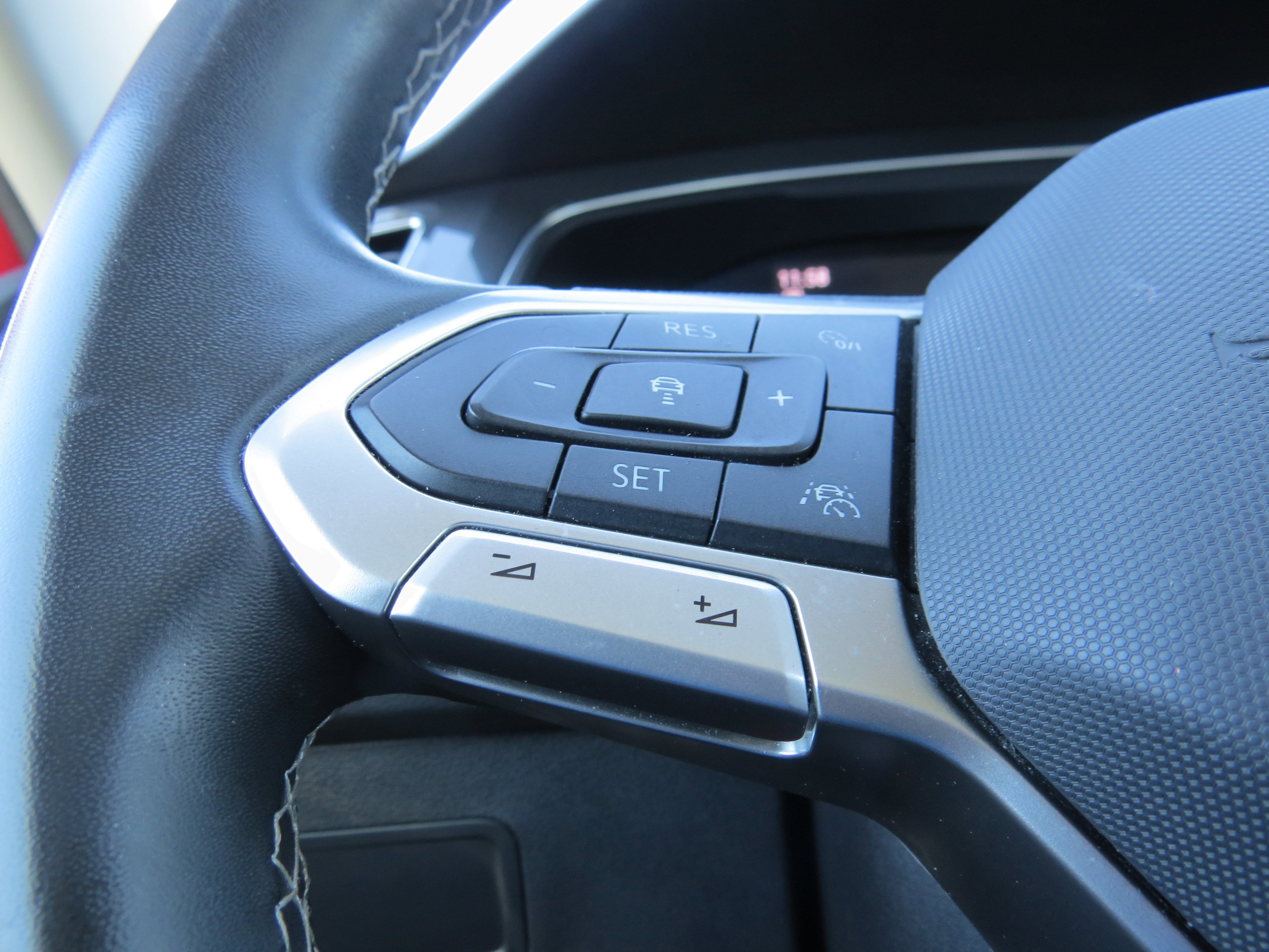 Used 2022 Volkswagen Tiguan SE w/ Panoramic Sunroof Package image 22