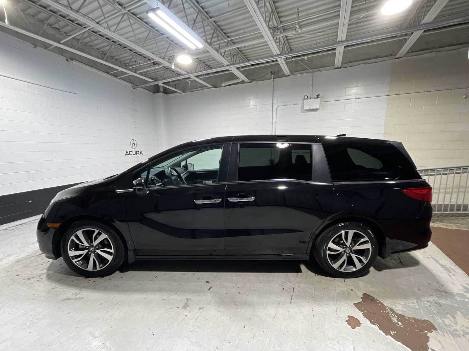 Used 2024 Honda Odyssey Touring image 3