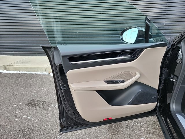 Used 2025 Porsche Macan 4 Electric image 29