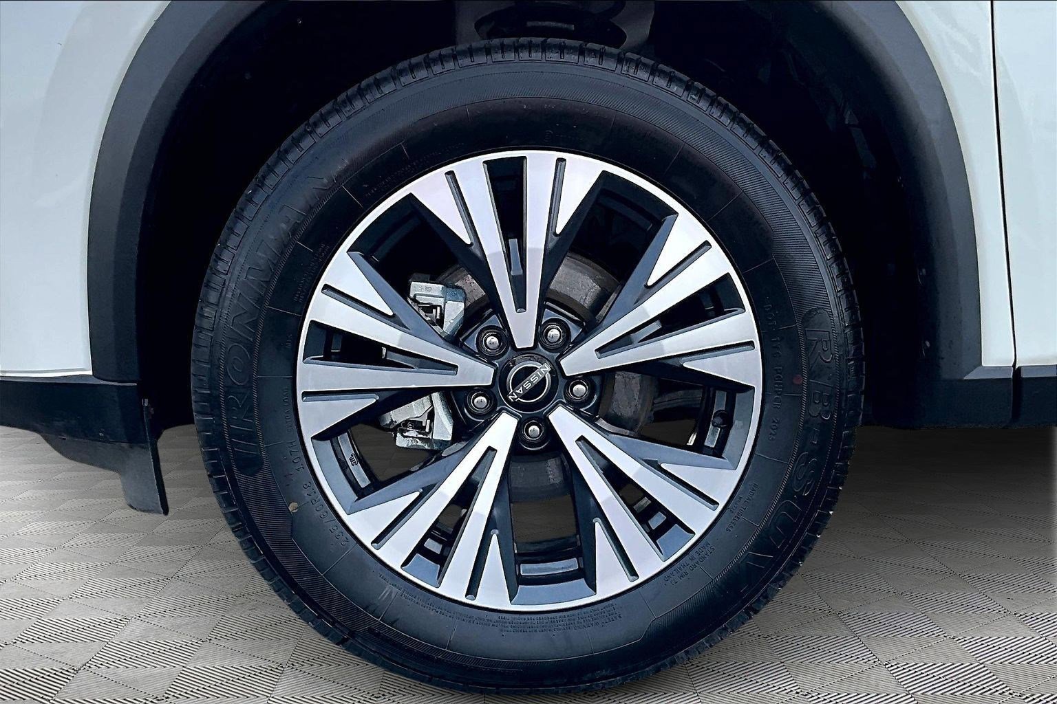 Used 2023 Nissan Rogue SV image 35