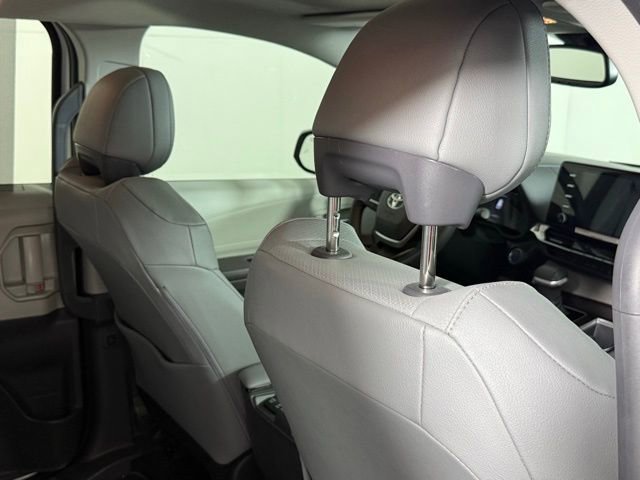 Used 2024 Toyota Sienna XLE FWD image 30