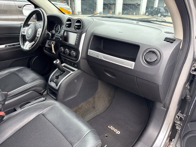 Used 2017 Jeep Compass Latitude FWD image 25