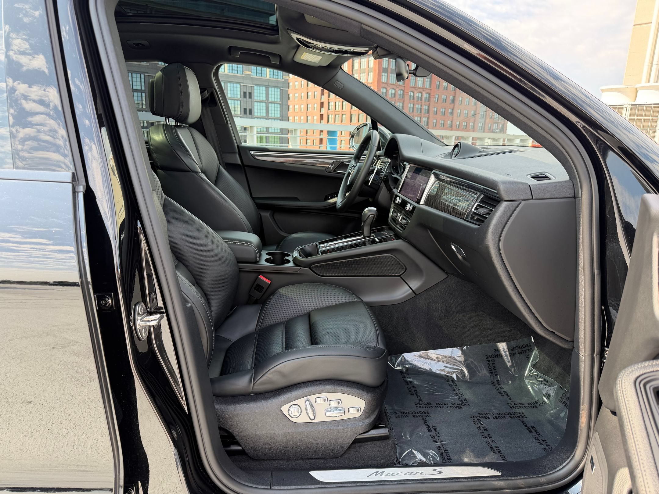 Certified 2024 Porsche Macan S AWD/4WD image 18