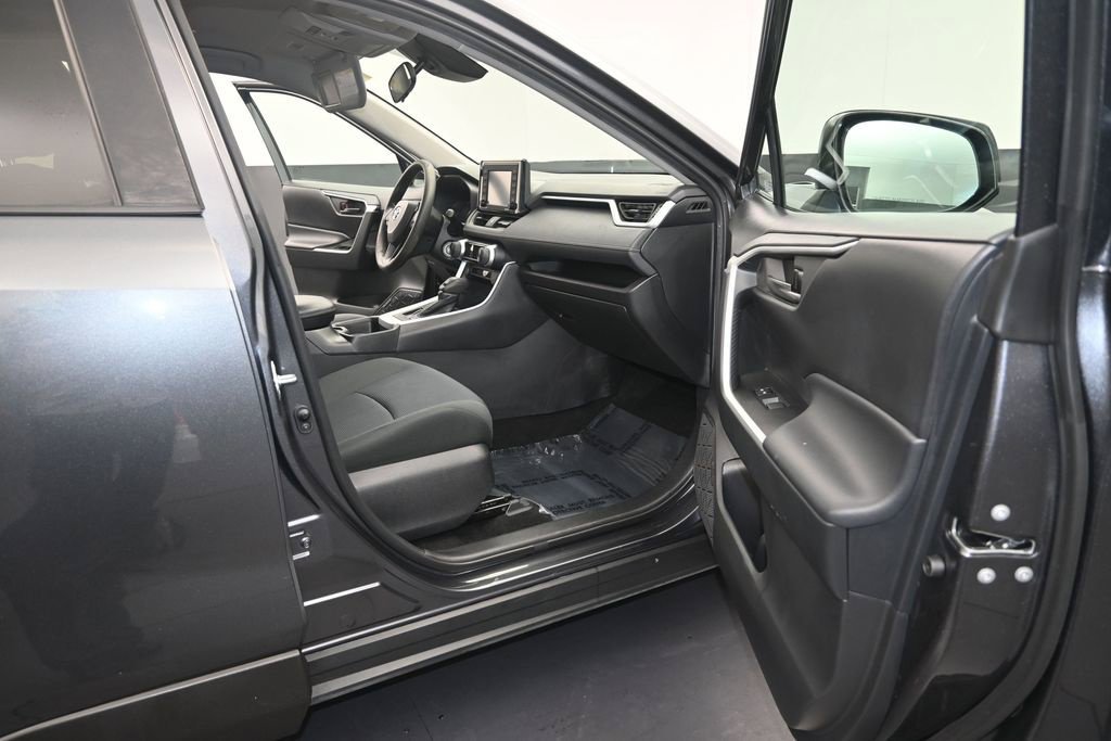 Used 2021 Toyota RAV4 LE FWD image 12