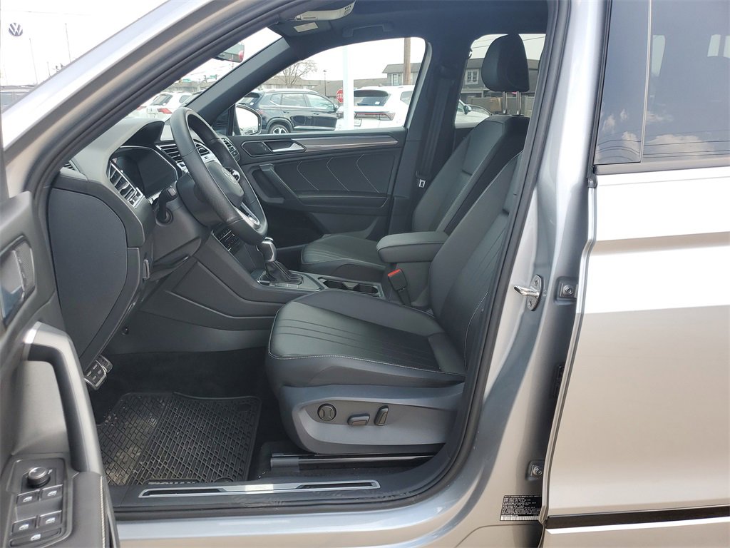 Used 2023 Volkswagen Tiguan SE R-Line image 9