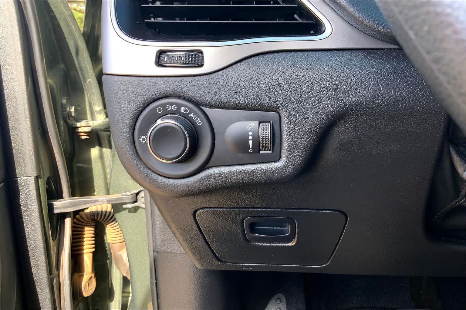 Used 2021 Jeep Cherokee Latitude FWD image 36