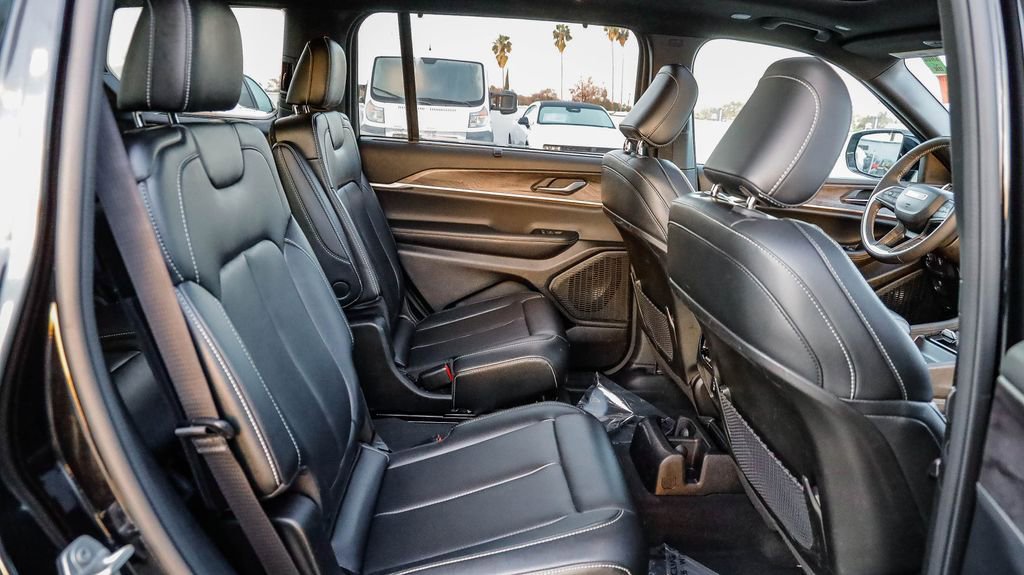 Certified 2024 Jeep Grand Cherokee L Limited w/ Luxury Tech Group II image 20