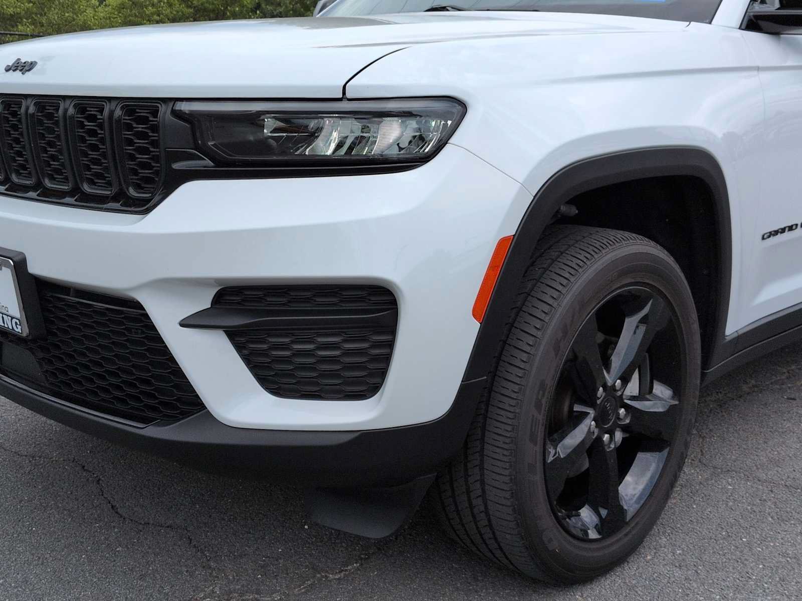 Used 2023 Jeep Grand Cherokee Altitude AWD/4WD image 11