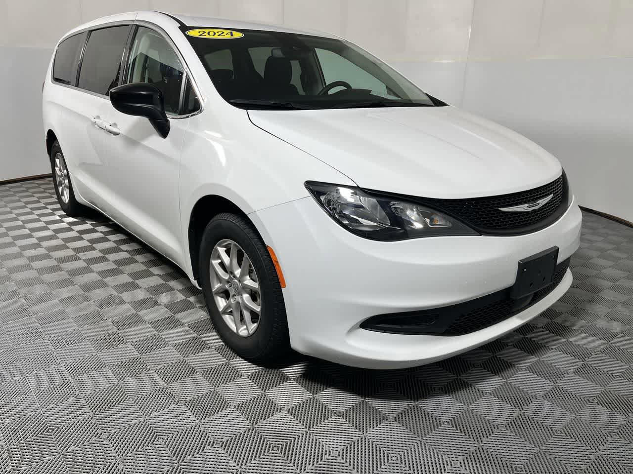 Used 2024 Chrysler Voyager LX FWD image 2