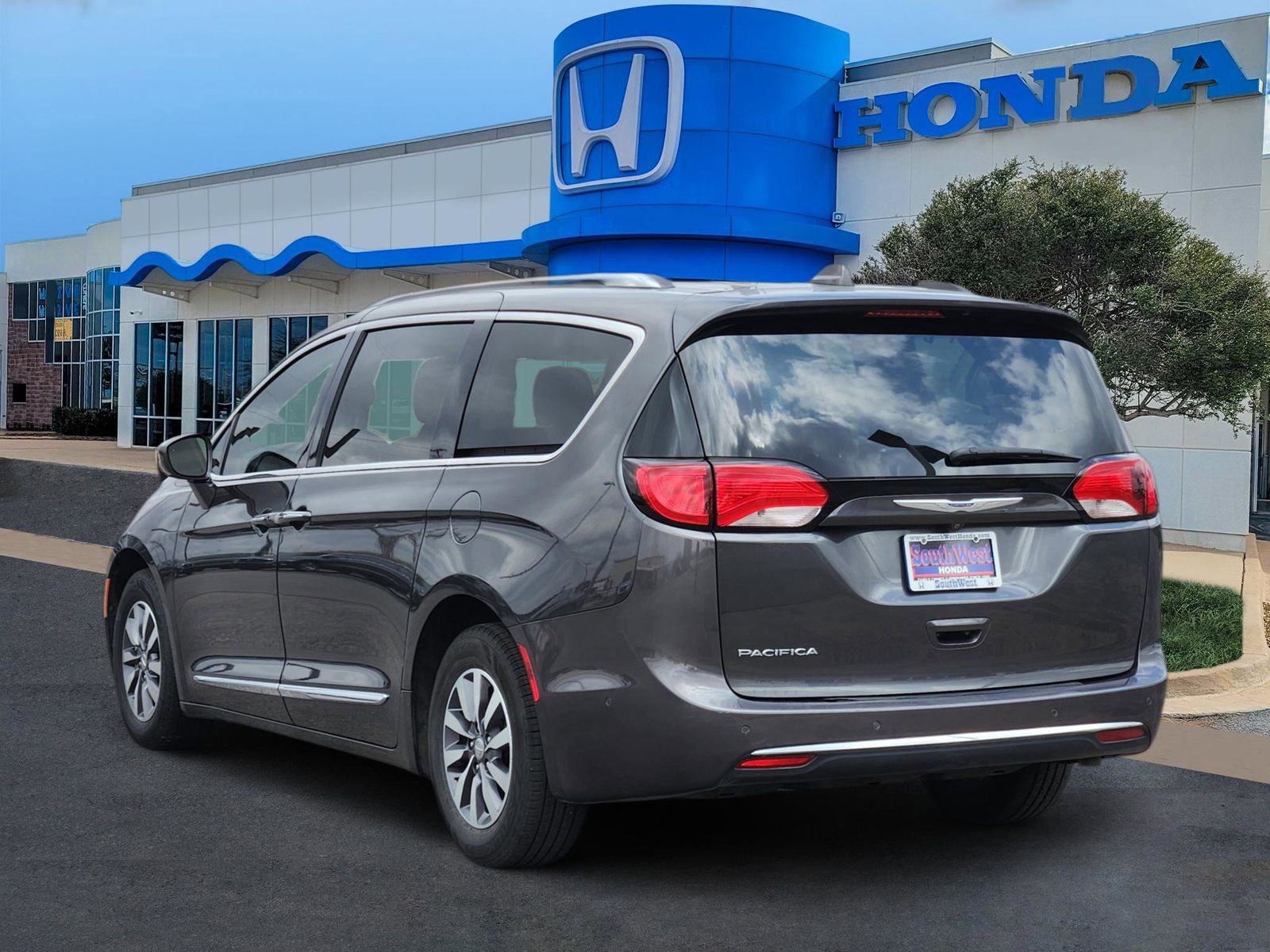 Used 2020 Chrysler Pacifica Touring-L Plus image 4