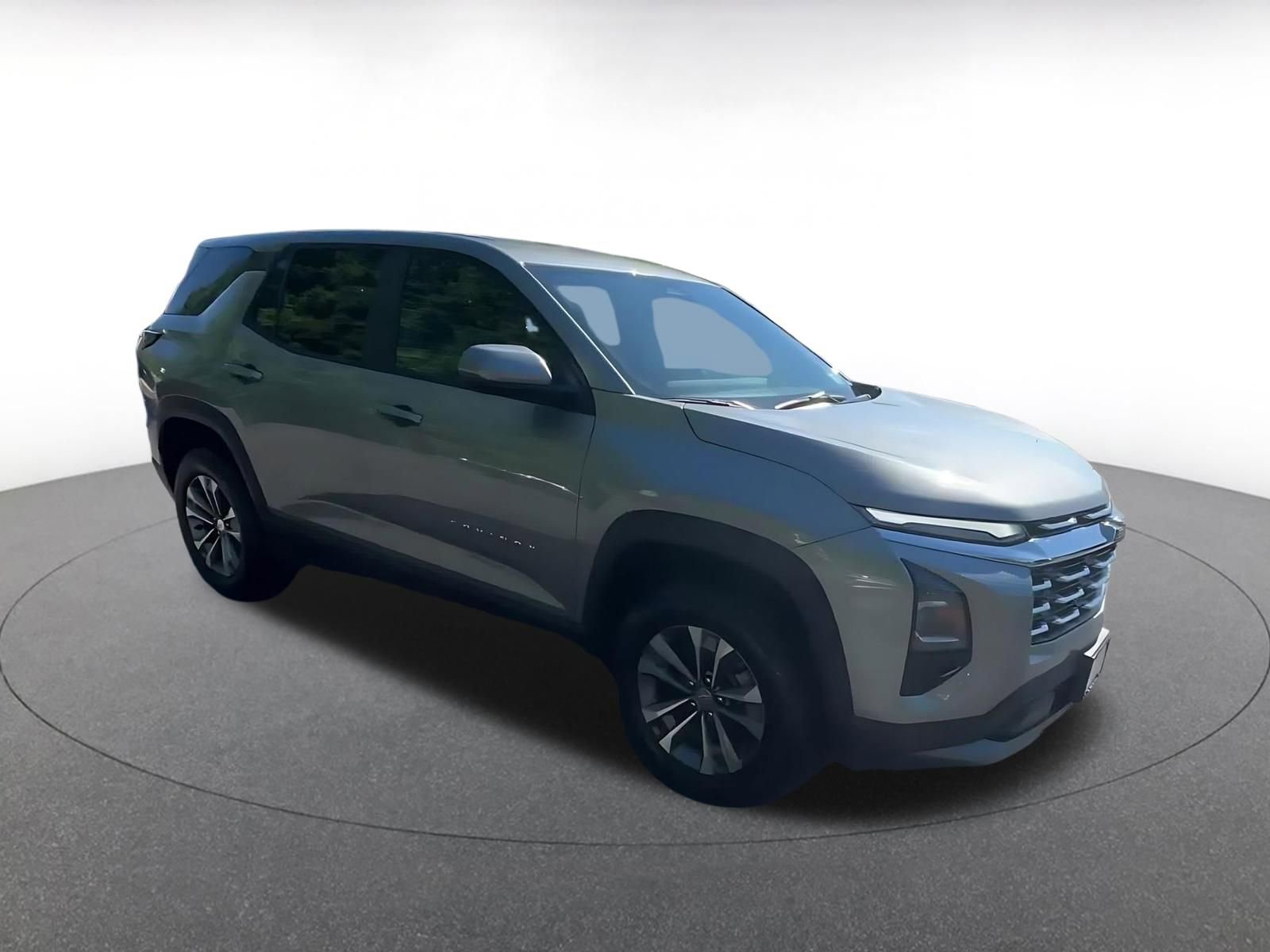 Used 2025 Chevrolet Equinox LT FWD image 2