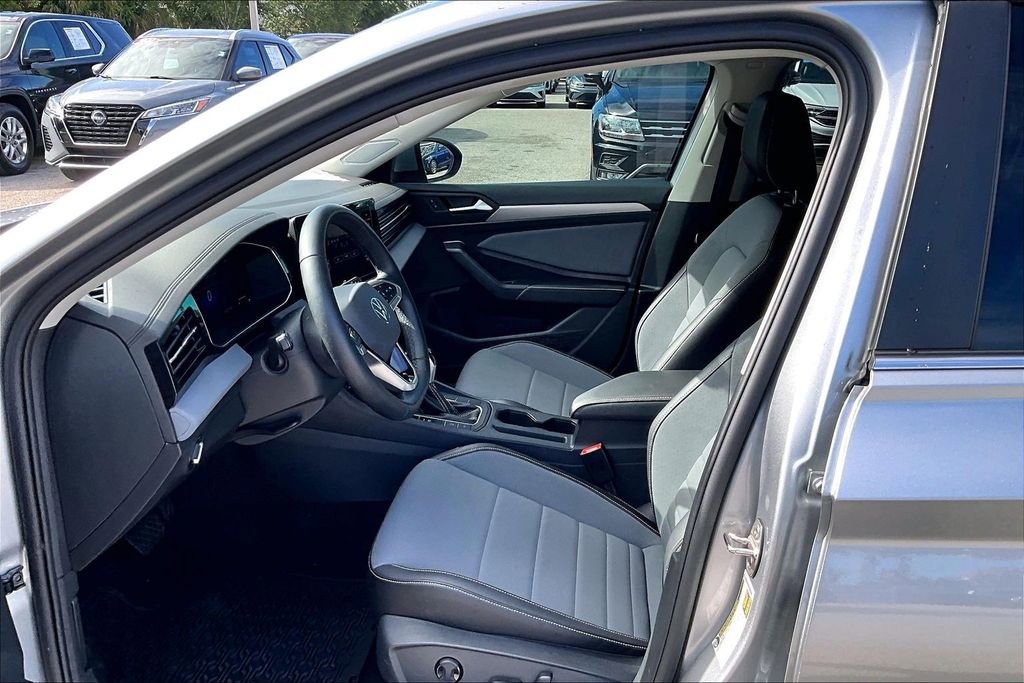 Used 2025 Volkswagen Jetta SE FWD image 21