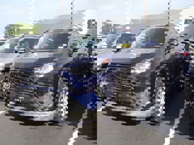 Used 2021 Toyota RAV4 XLE image 1