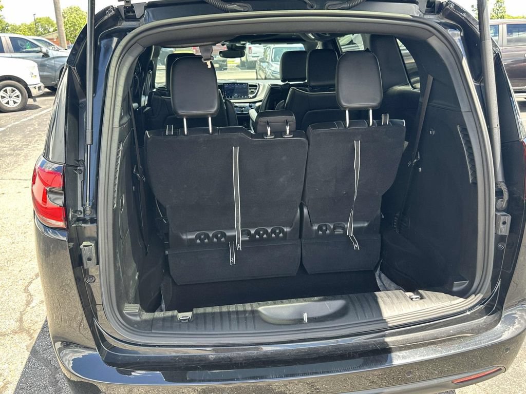 Used 2023 Chrysler Pacifica Limited w/ Uconnect Theater Family Group FWD image 12