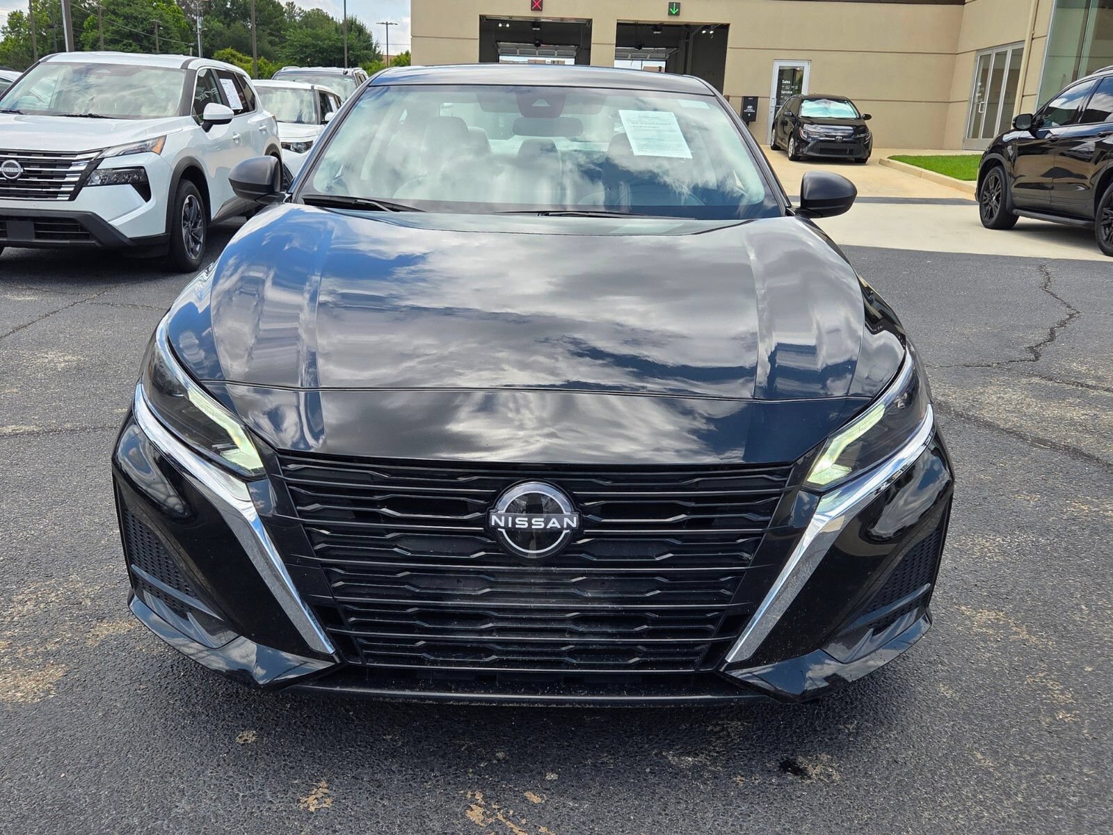 Used 2025 Nissan Altima 2.5 SV FWD image 2
