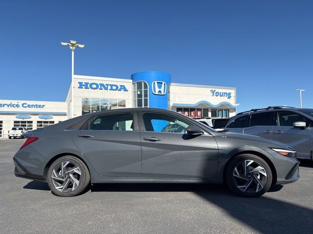 Used 2025 Hyundai Elantra Limited FWD image 2