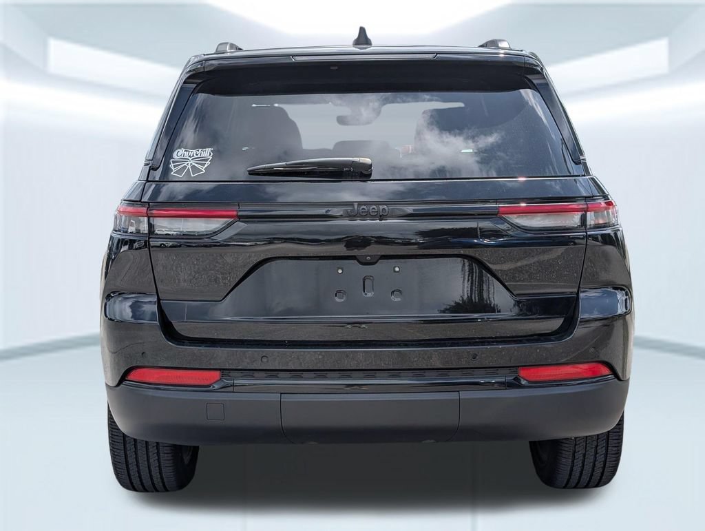 Used 2025 Jeep Grand Cherokee Altitude RWD image 5