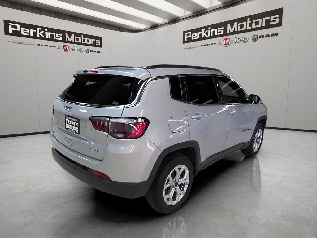 Used 2025 Jeep Compass Latitude AWD/4WD image 5