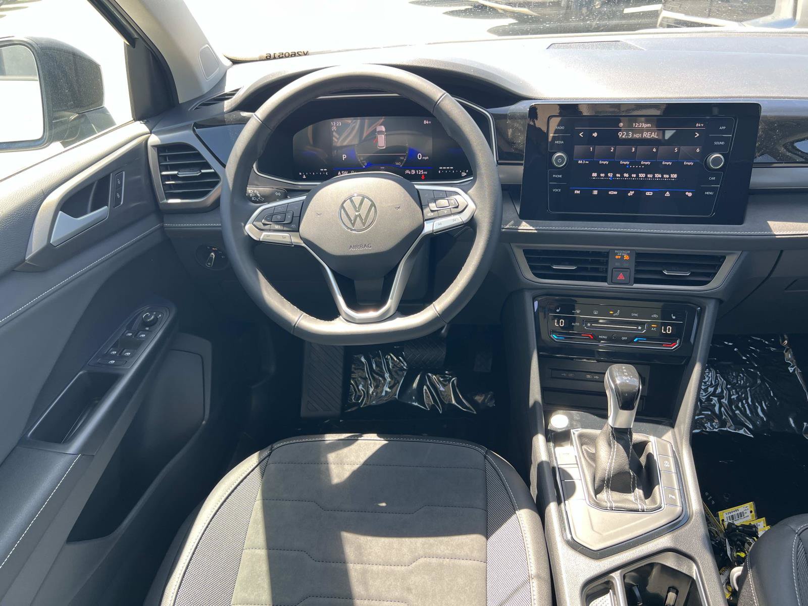 New 2026 Volkswagen Taos SE FWD image 8