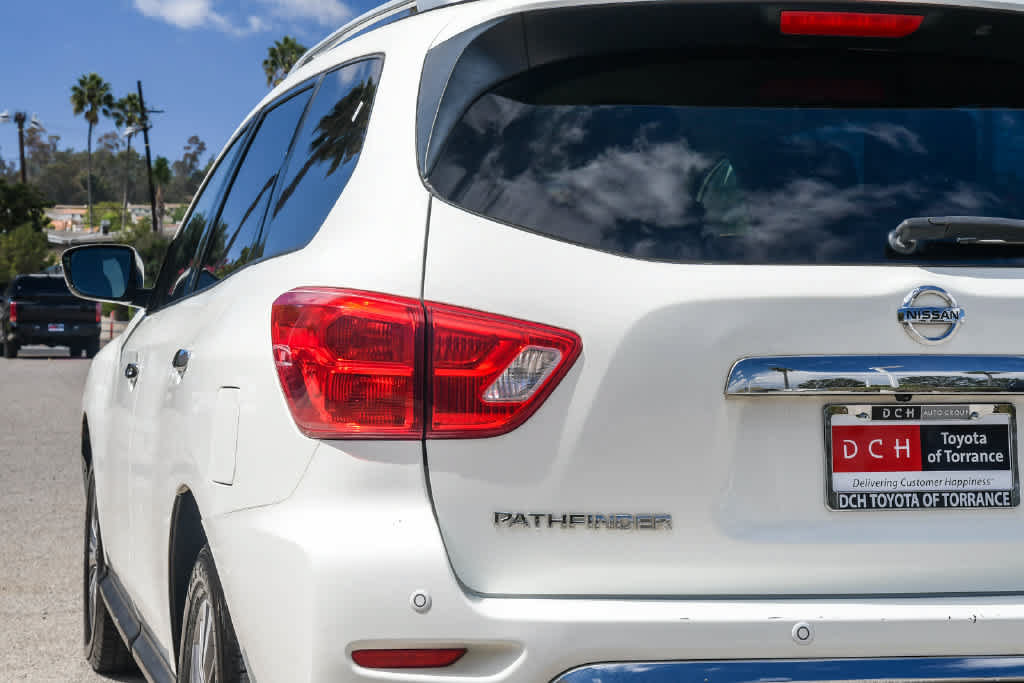 Used 2017 Nissan Pathfinder SV AWD/4WD image 6