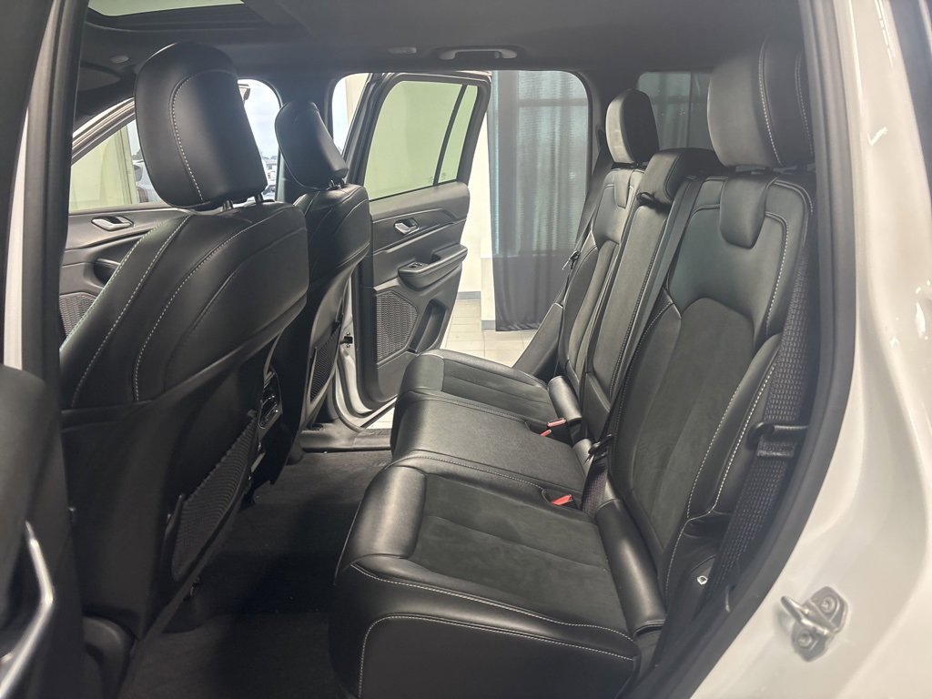 Used 2025 Jeep Grand Cherokee Altitude image 28