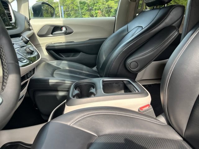 Used 2023 Chrysler Pacifica Touring-L FWD image 8