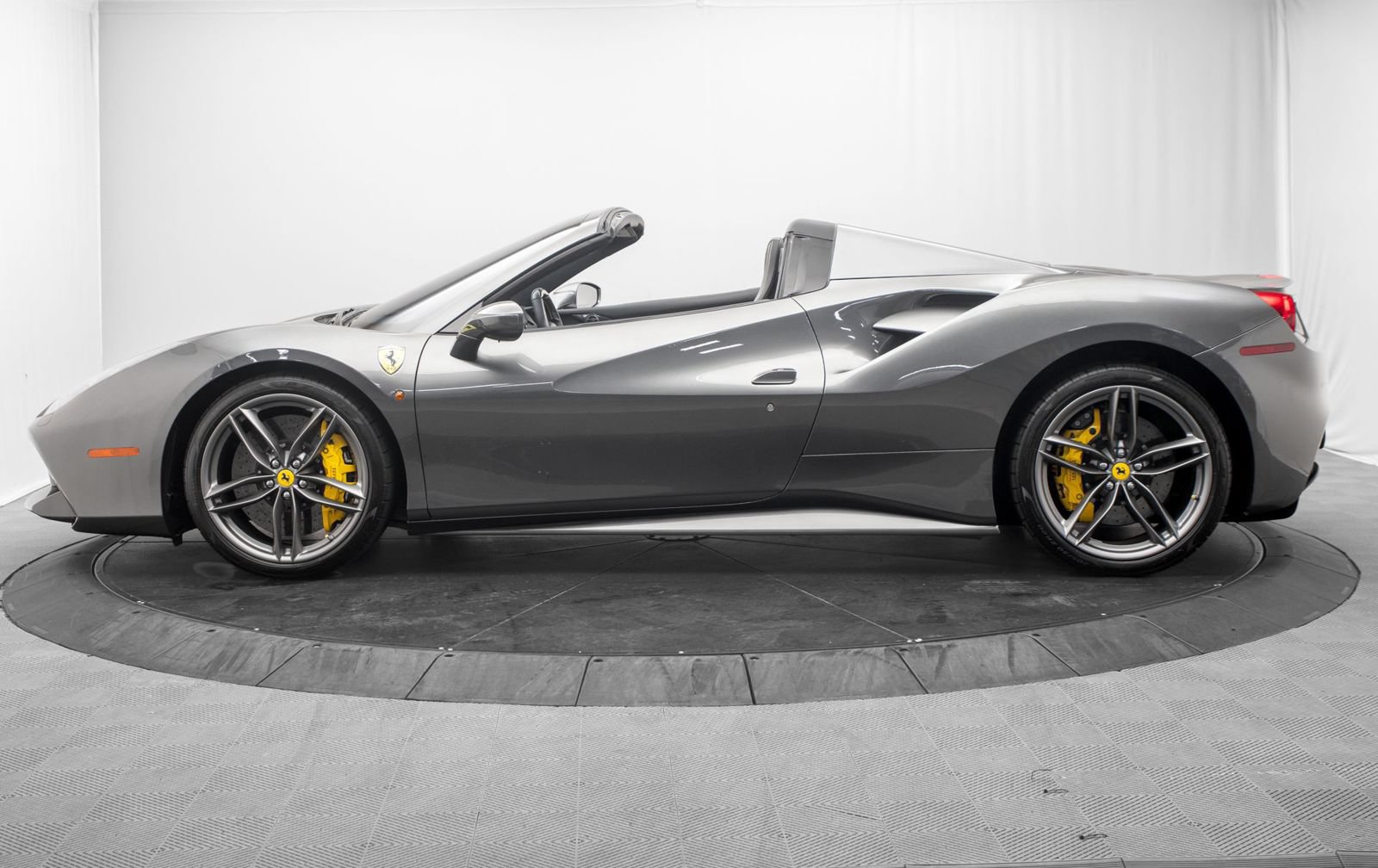 Used 2017 Ferrari 488 Spider RWD image 4
