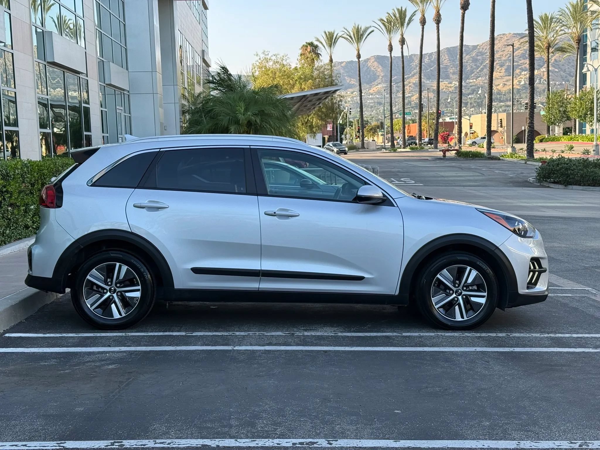 Used 2021 Kia Niro LXS FWD image 6
