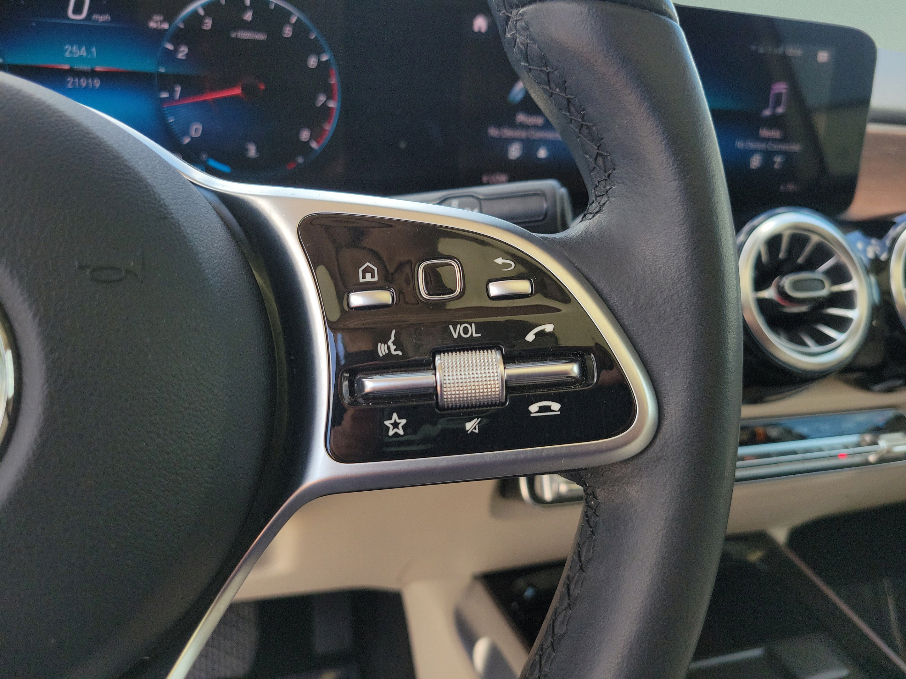 Used 2023 Mercedes-Benz GLB 250 image 24