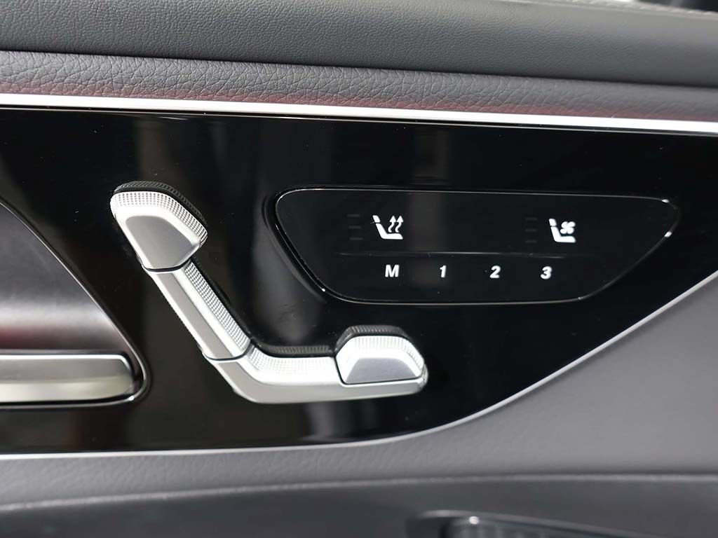 Used 2025 Mercedes-Benz GLC 300 4MATIC image 36