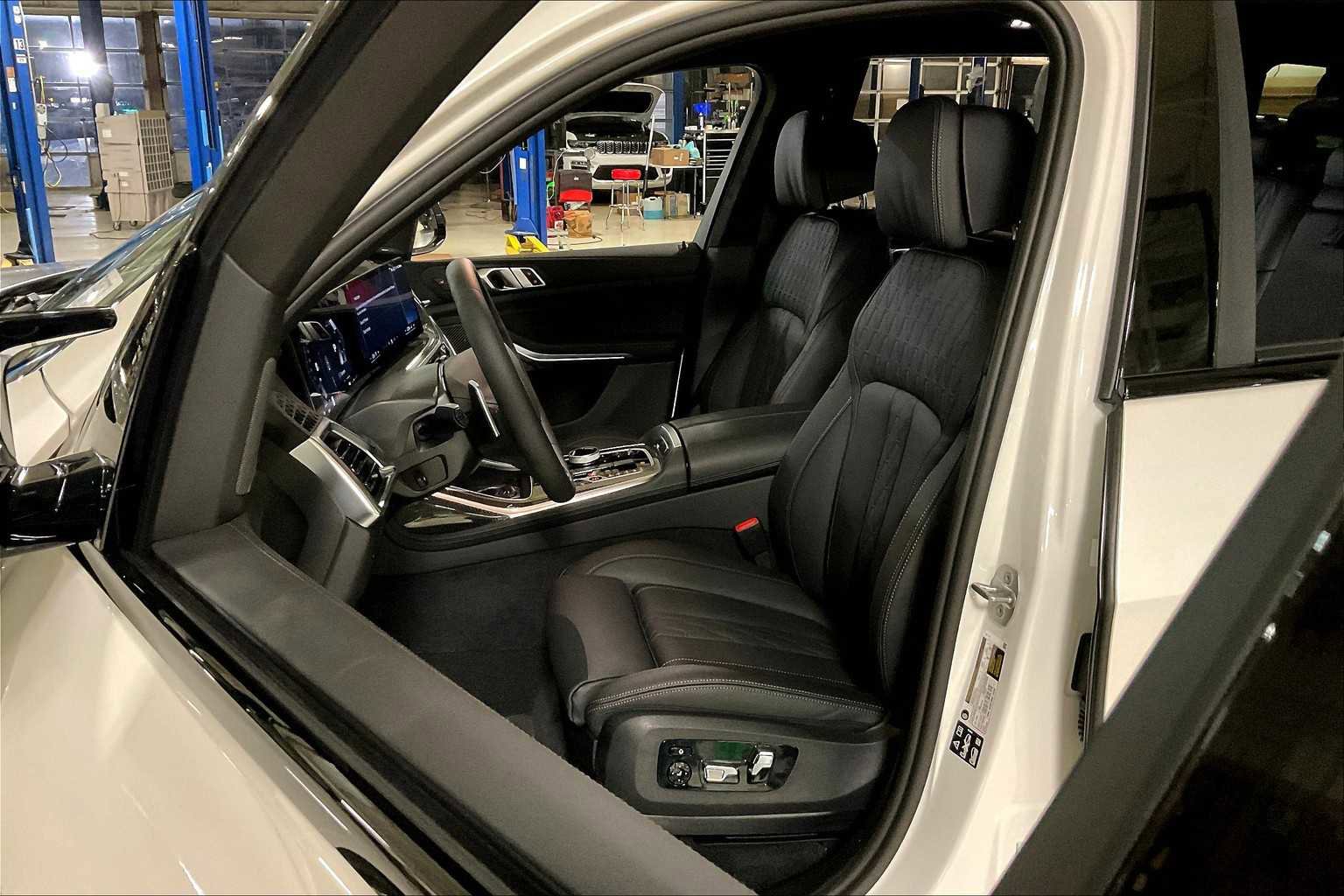 New 2026 BMW X7 M60i image 9